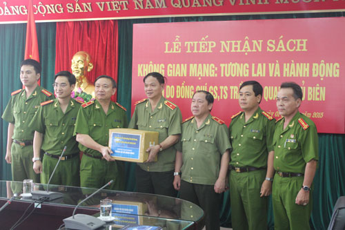 Đồng chí Thiếu tướng Trần Quang Tiệp, Trợ lý Bộ trưởng trao sách cho Học viện CSND
